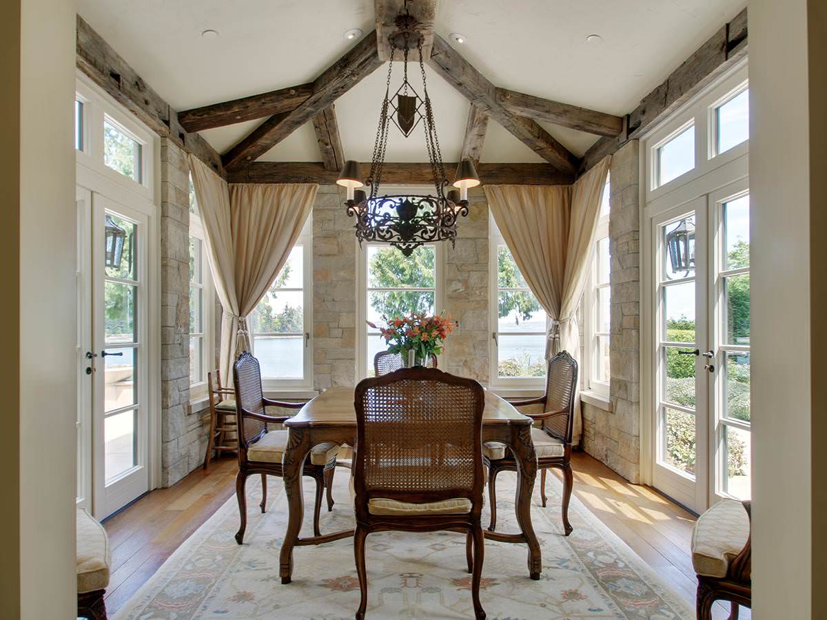 Courtyard Residence breakfast nook