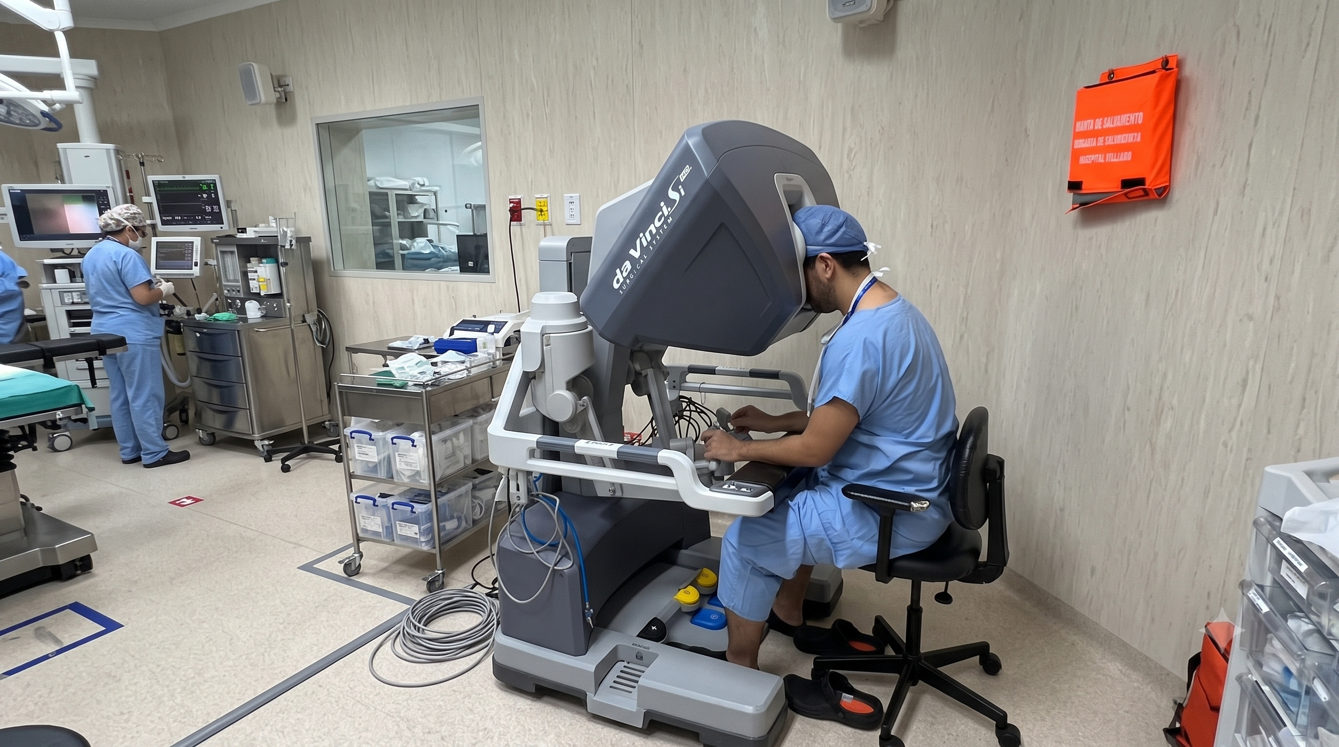 Dr. Jorge Abril Piedra junto al sistema robótico Da Vinci Si