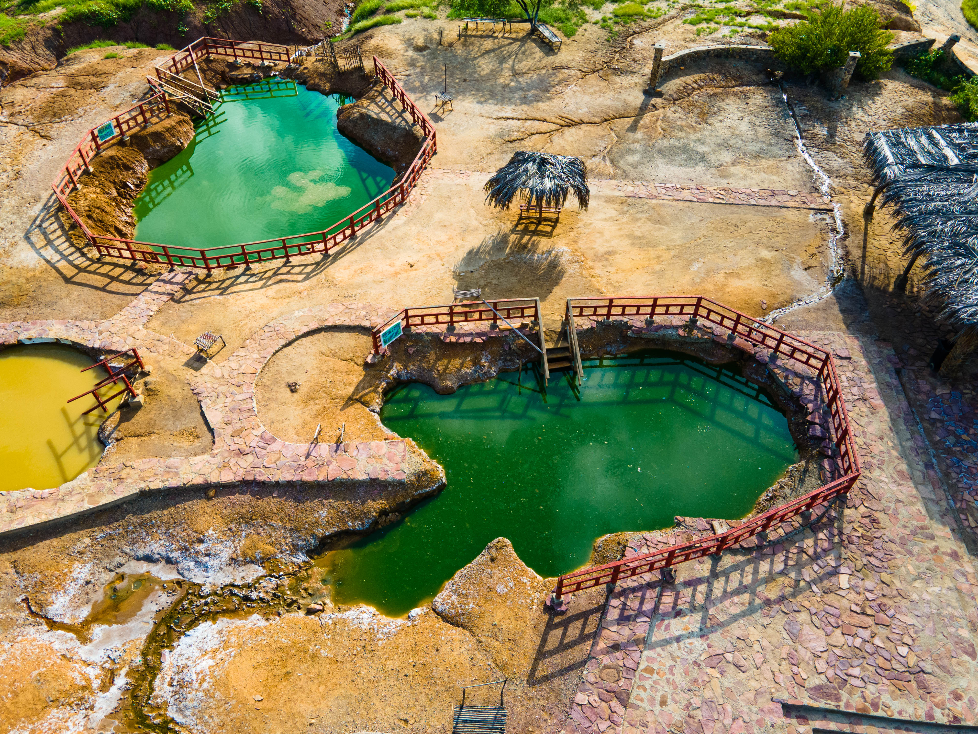 Pozas de agua minero-medicinal de los Hervideros de Zorritos vistas desde el aire