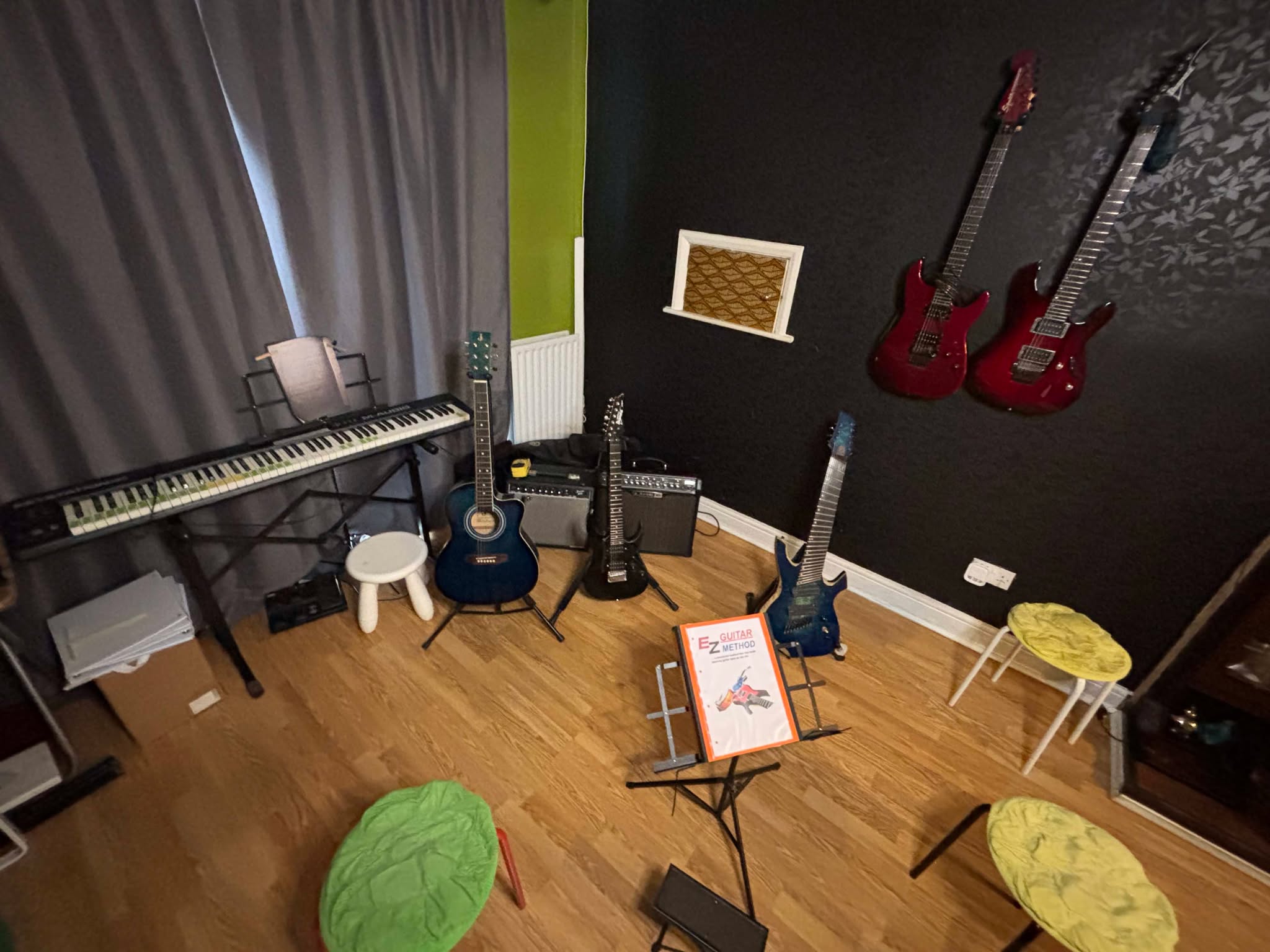 Beginner Guitar Lessons Junior (7 to 12 years old)