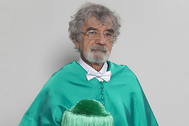 Humberto Maturana durante una ceremonia académica