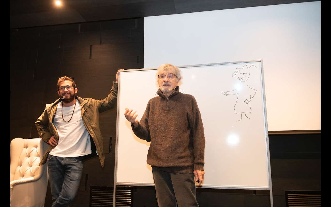 Humberto Maturana compartiendo sus ideas durante una actividad formativa