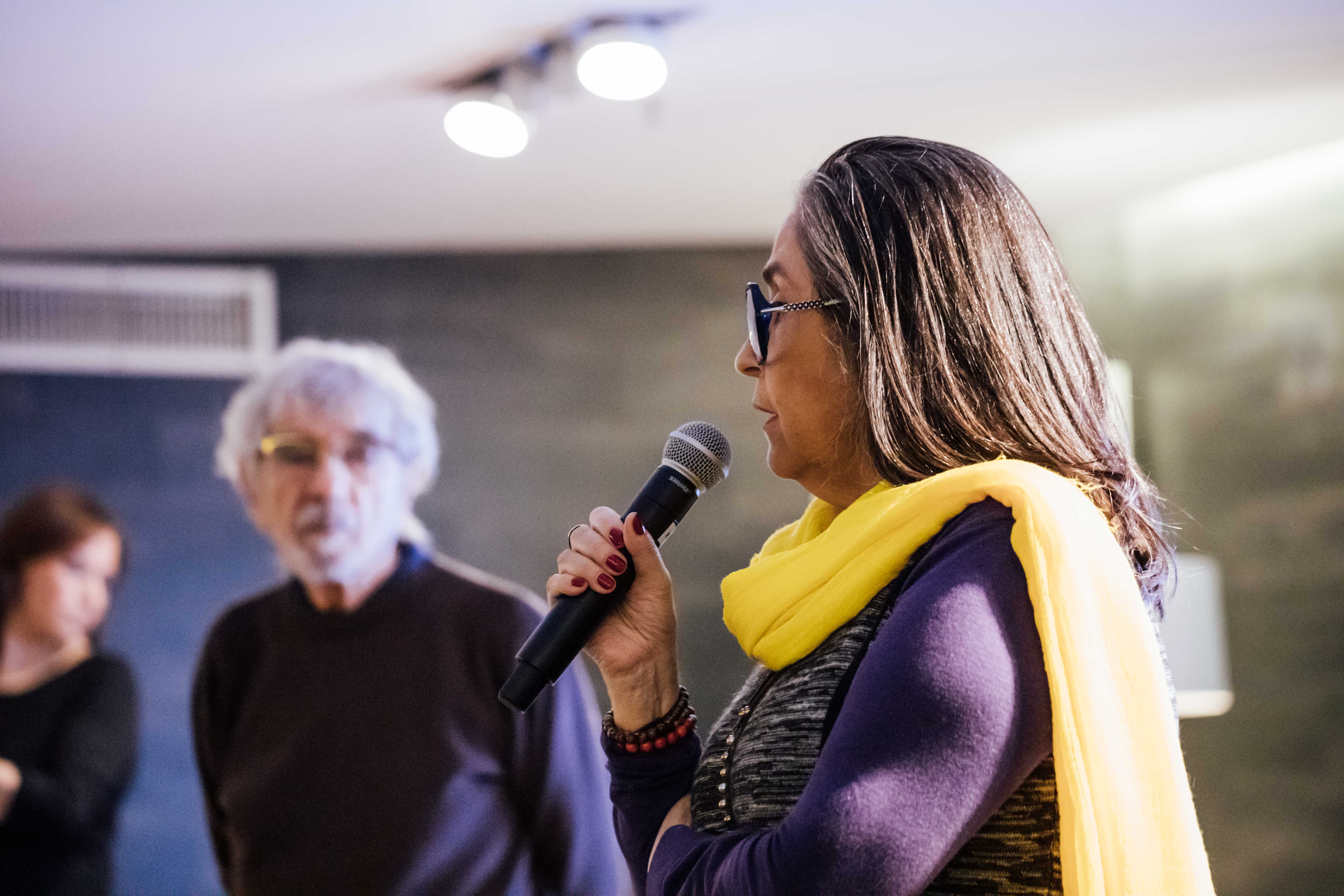 Ximena Dávila participando en una conversación pública junto a Humberto Maturana