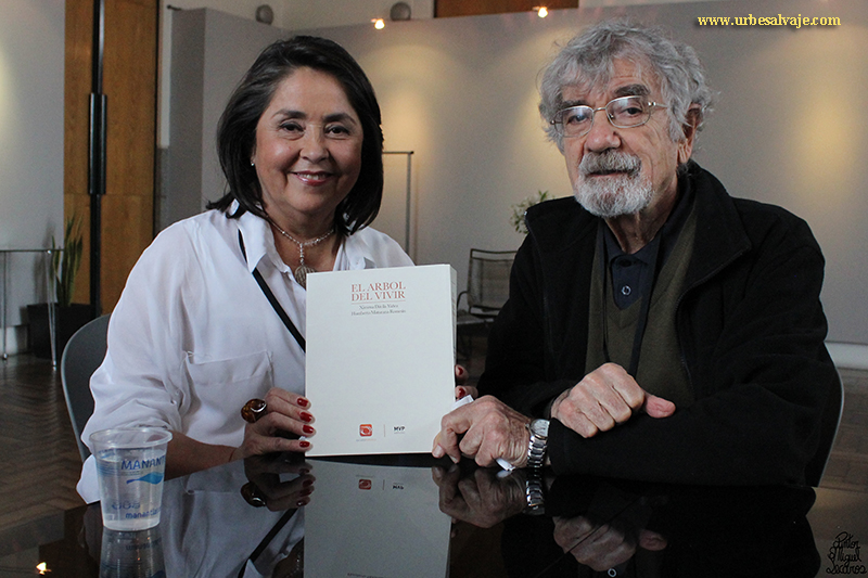 Ximena Dávila y Humberto Maturana presentando el libro El árbol del vivir