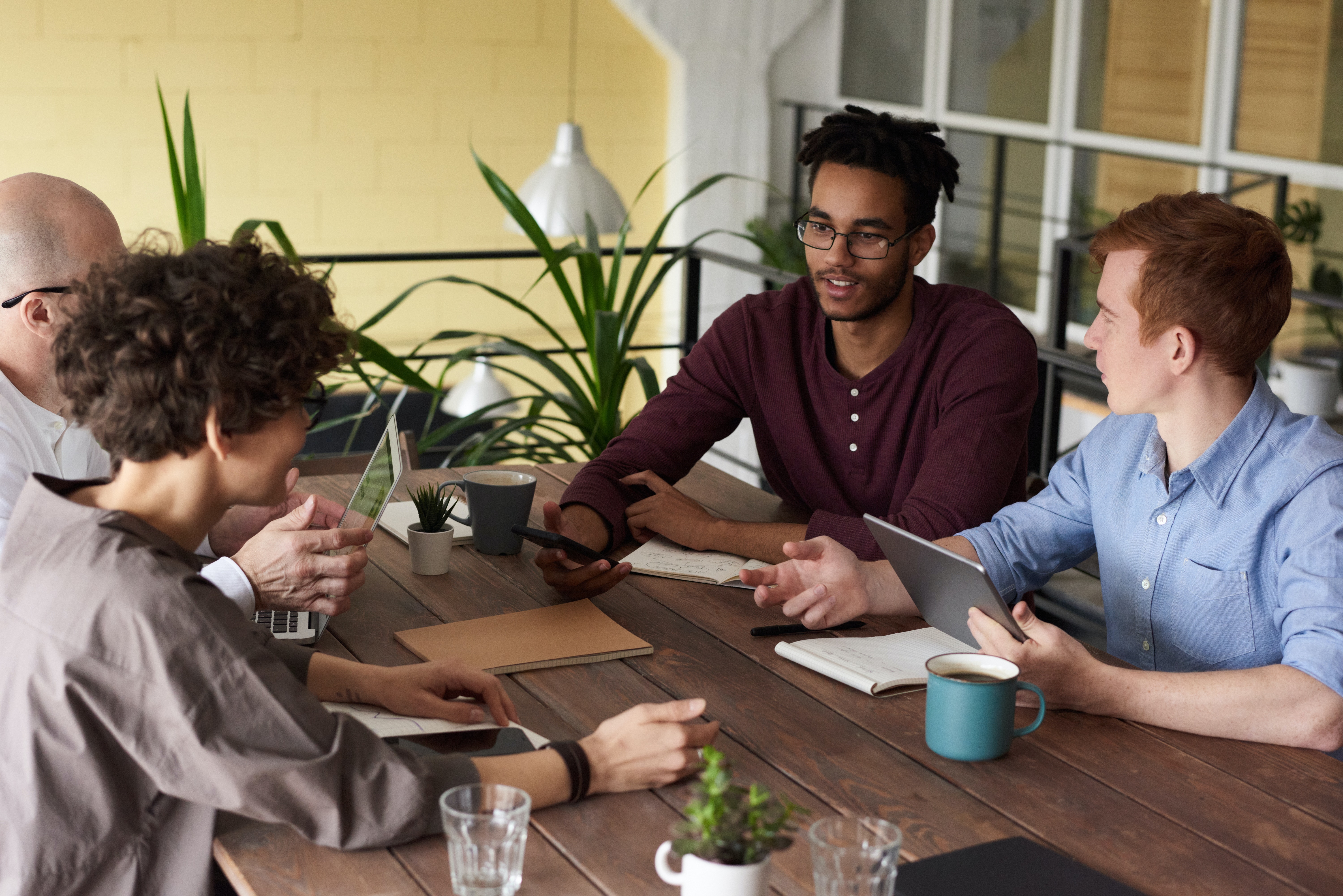 Personas conversando durante una experiencia de aprendizaje colaborativo