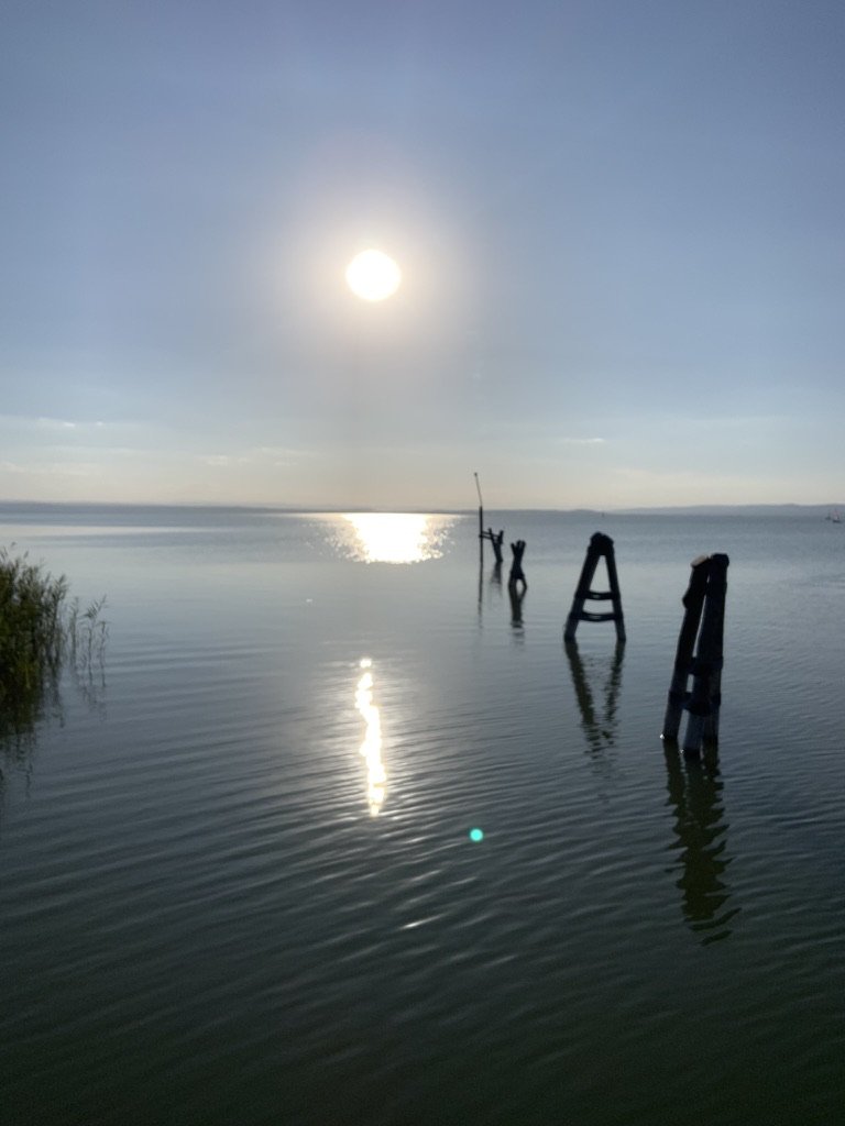 Abendstimmung am See, Sonne spiegelt sich im Wasser