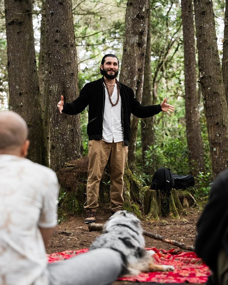 Clase de meditación en el bosque