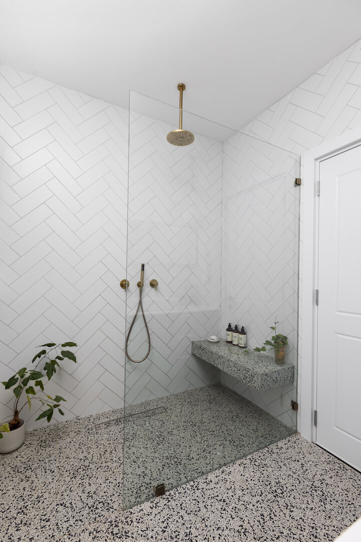 חדר רחצה מעוצב עם תאורה רכה ותחושת ניקיון