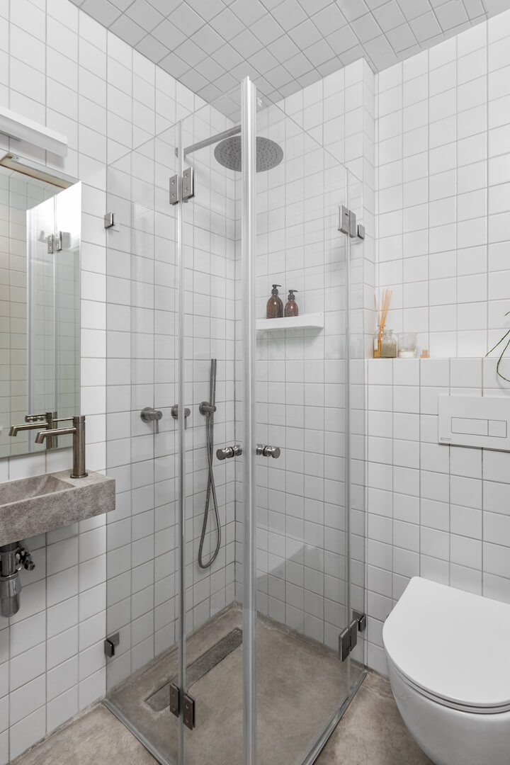 חדר רחצה מודרני עם קווים מינימליסטיים