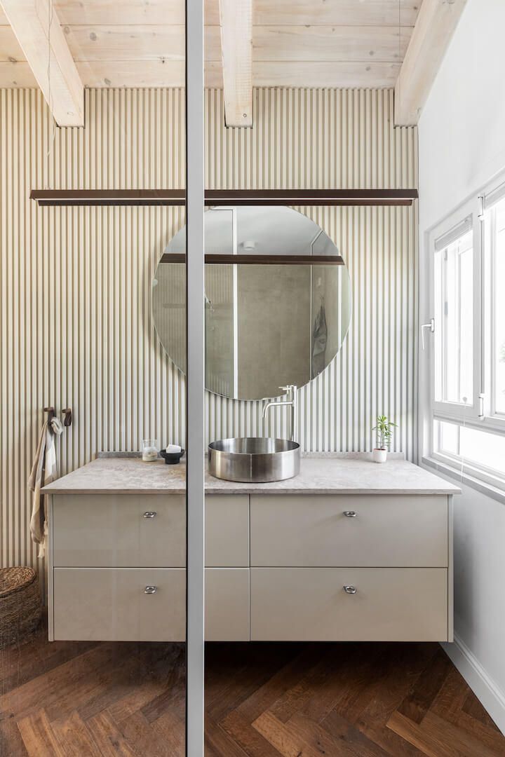 חדר רחצה עם חיפוי מדויק ומראה גדולה