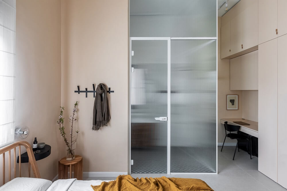 חדר שינה מודרני בקווים נקיים ומרגיעים