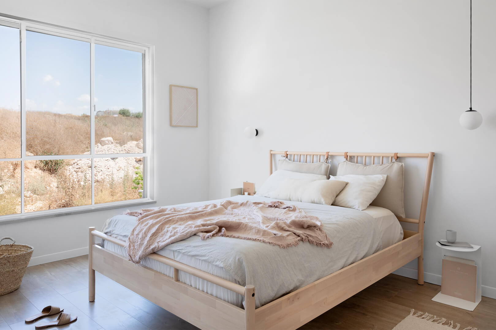 חדר שינה נעים עם צבעים רכים ואווירה שקטה