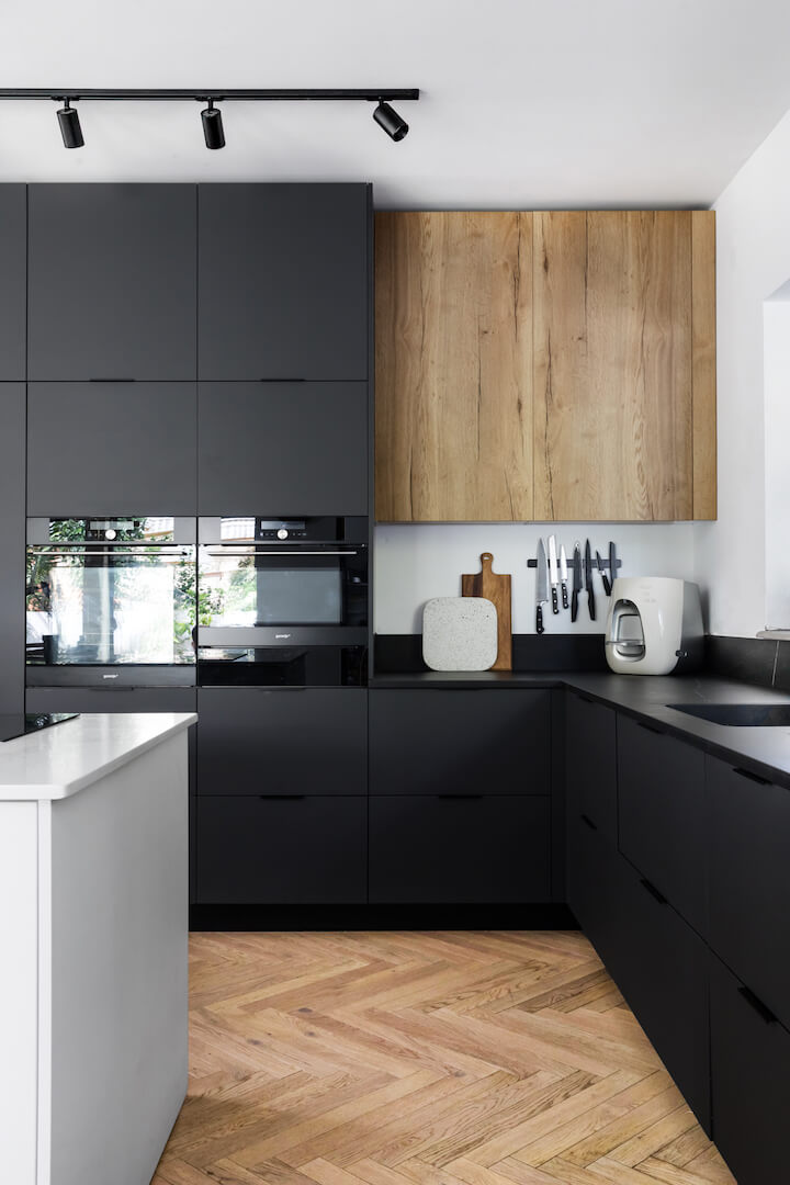 מטבח יוקרתי עם קווים מינימליסטיים ותאורה מדויקת