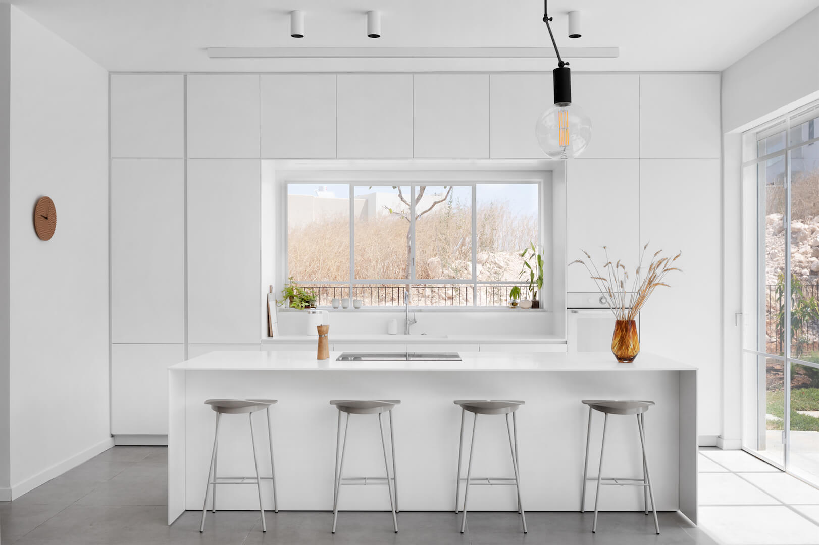 מטבח מודרני עם אי מרכזי ומשטח עבודה רחב