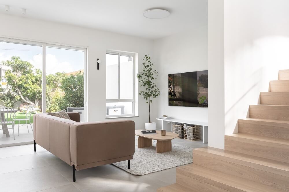 חלל מגורים מואר עם עיצוב רגוע ומאוזן