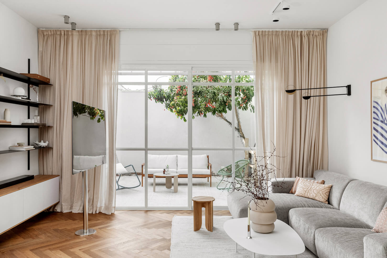 סלון מודרני עם תאורה חמימה וקווים נקיים