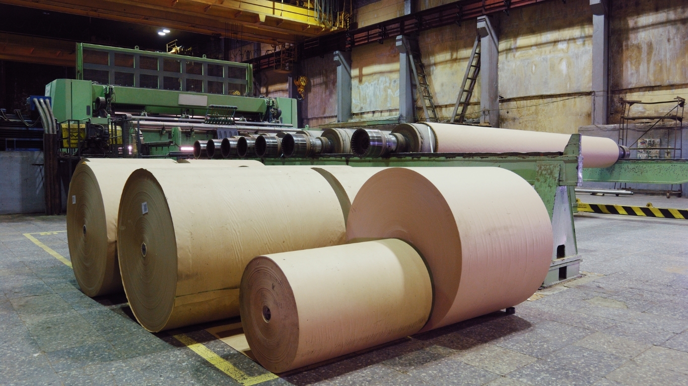 Kraft paper rolls — the raw material for corrugated cardboard liners and fluting medium