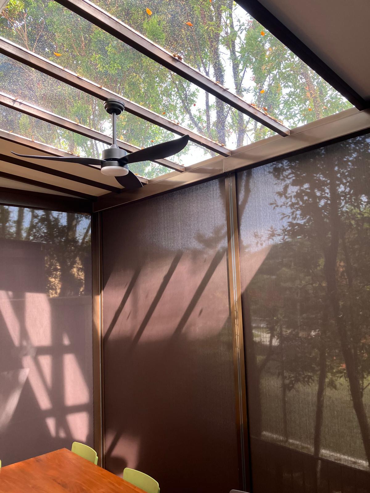 Polycarbonate and aluminium composite roof cenclose with blind