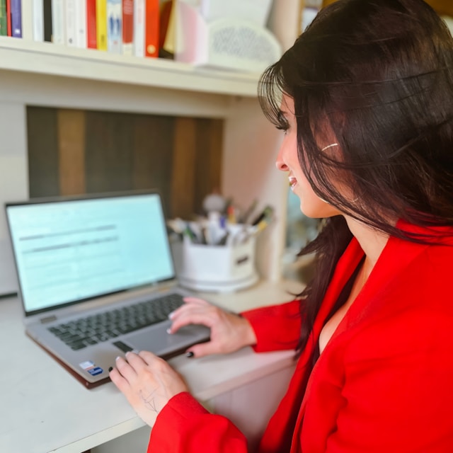 Donna che lavora online da casa