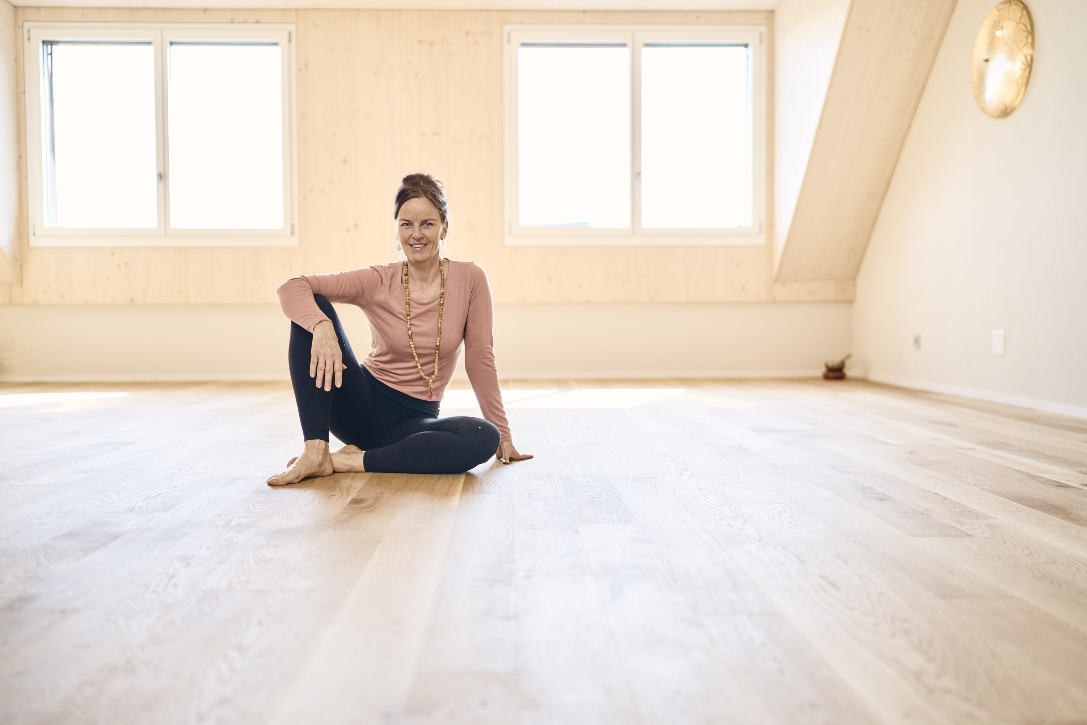 Barbara Kittel-Holmgren im Yogaraum – Hatha Yoga Online-Seminar Focus & Flow