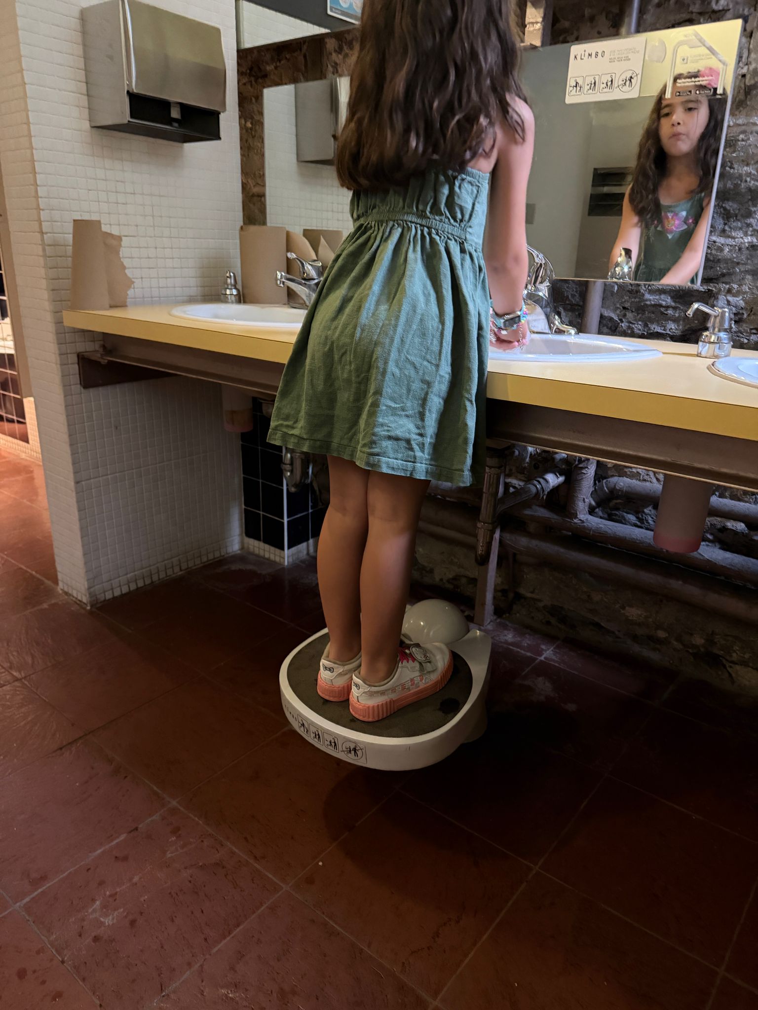 Des marchepieds pour les toilettes d’école