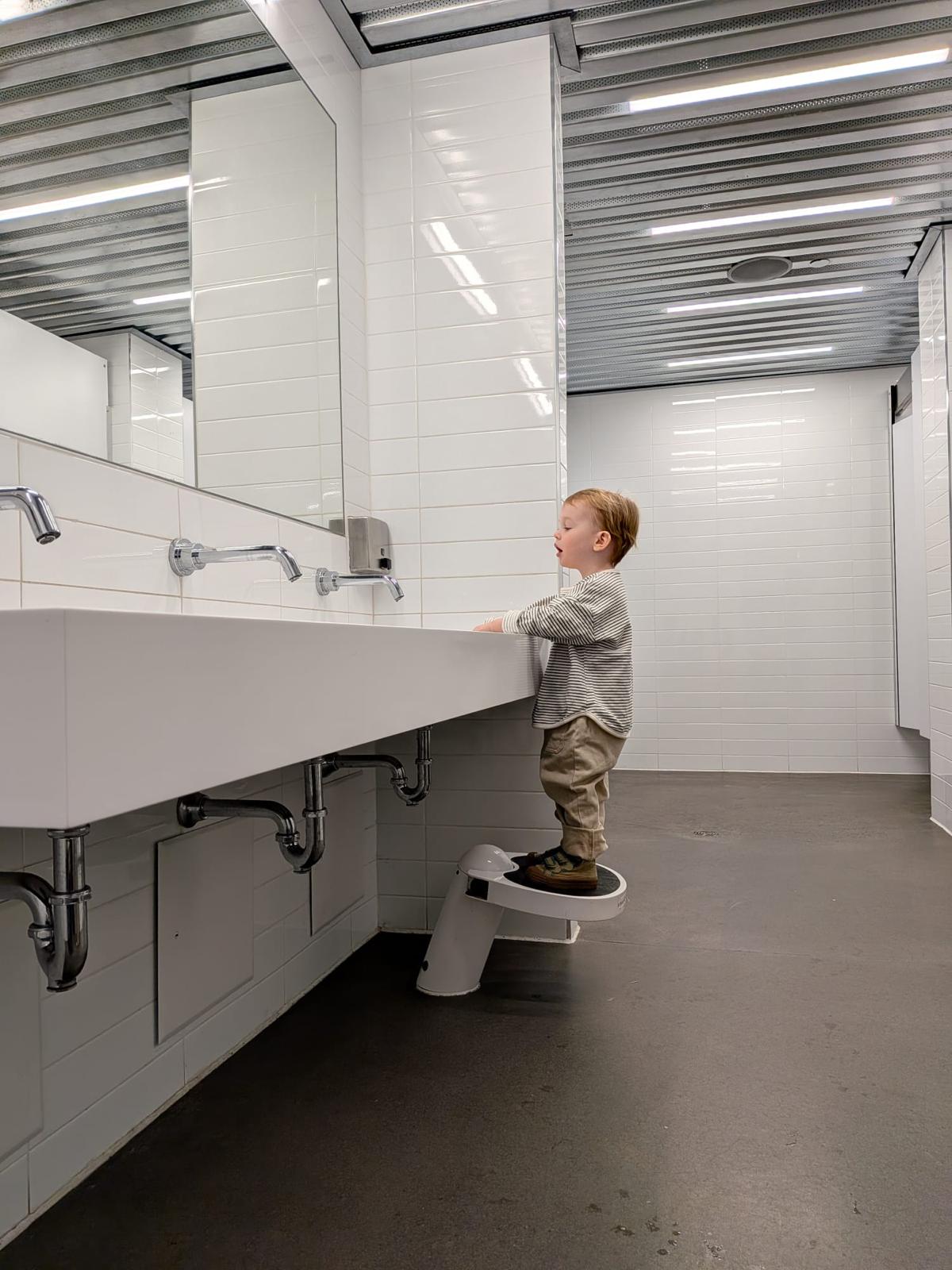 Des marchepieds pour les toilettes de restaurant