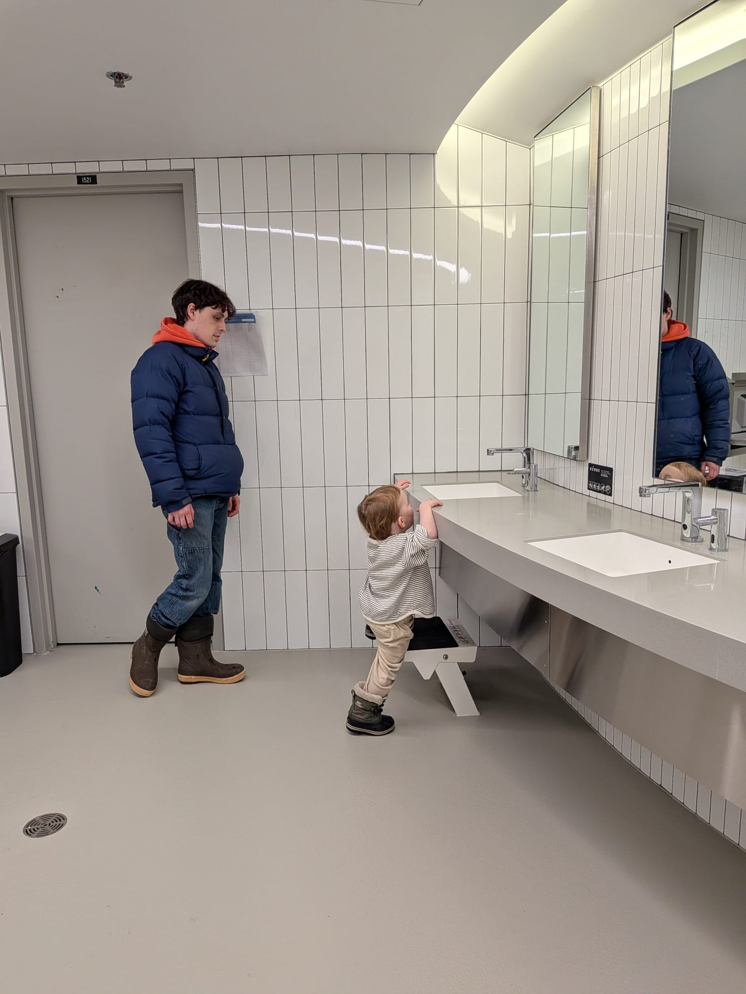 Des marchepieds pour les toilettes de commerces et de stations service