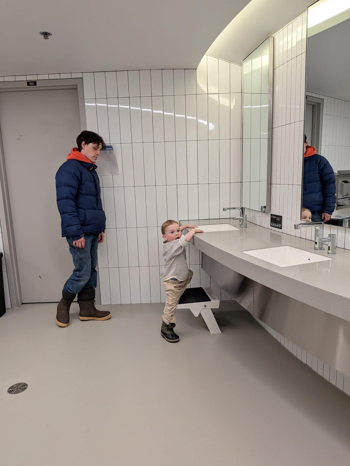 Des marchepieds pour les toilettes de stades et d’arénas