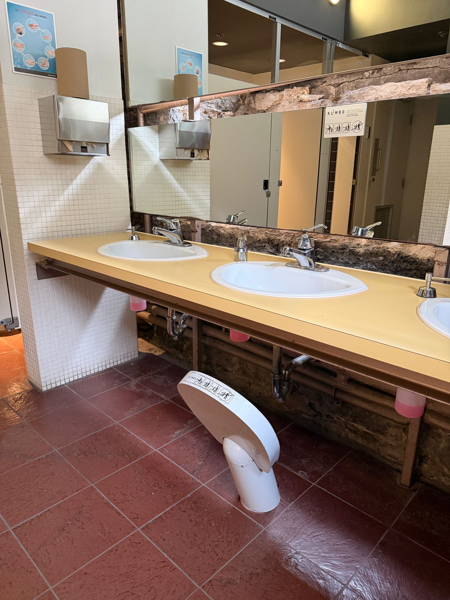 Des marchepieds pour les toilettes de cliniques et d’hôpitaux