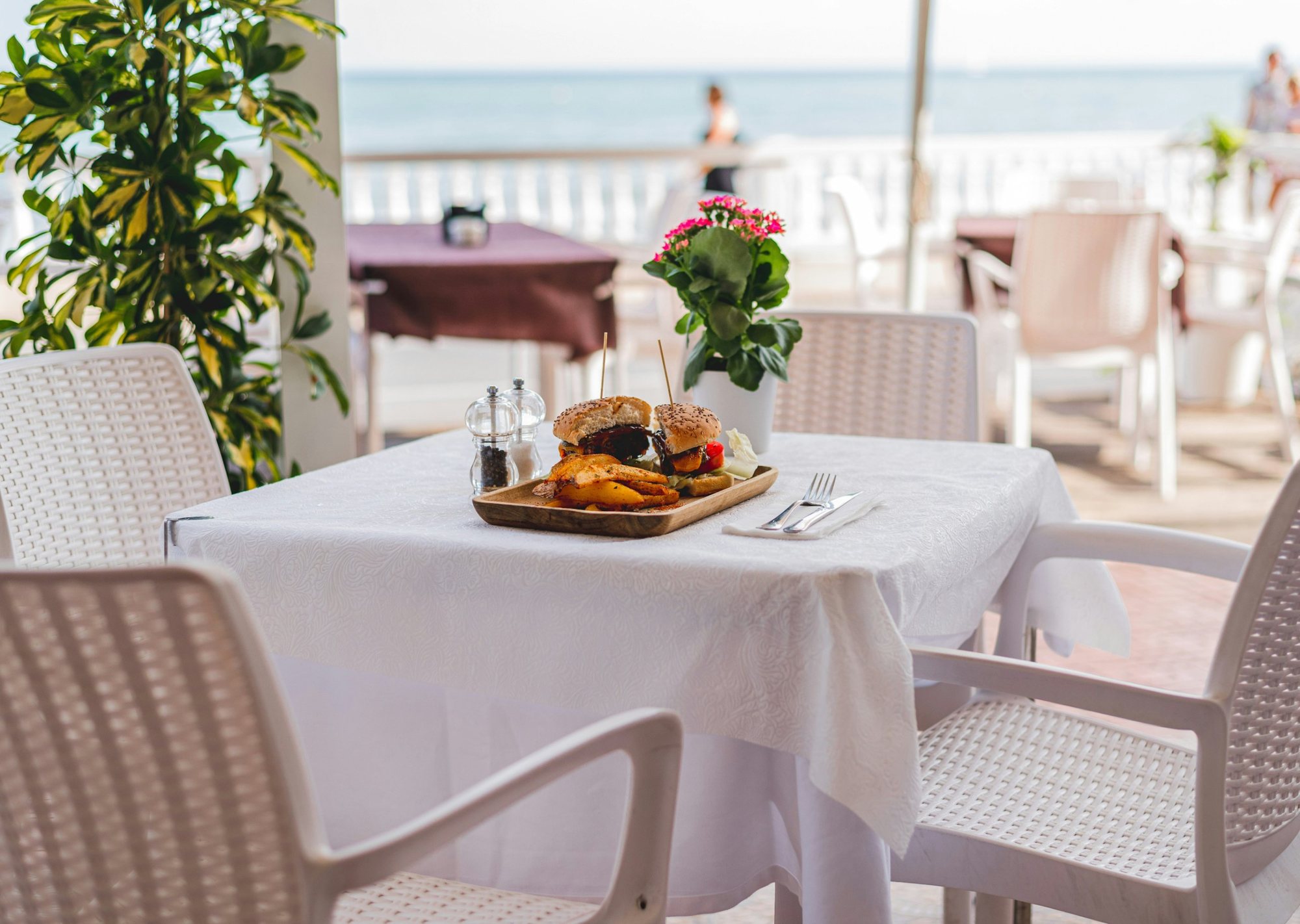 Lunch on a white seafront terrace on the Costa Cálida