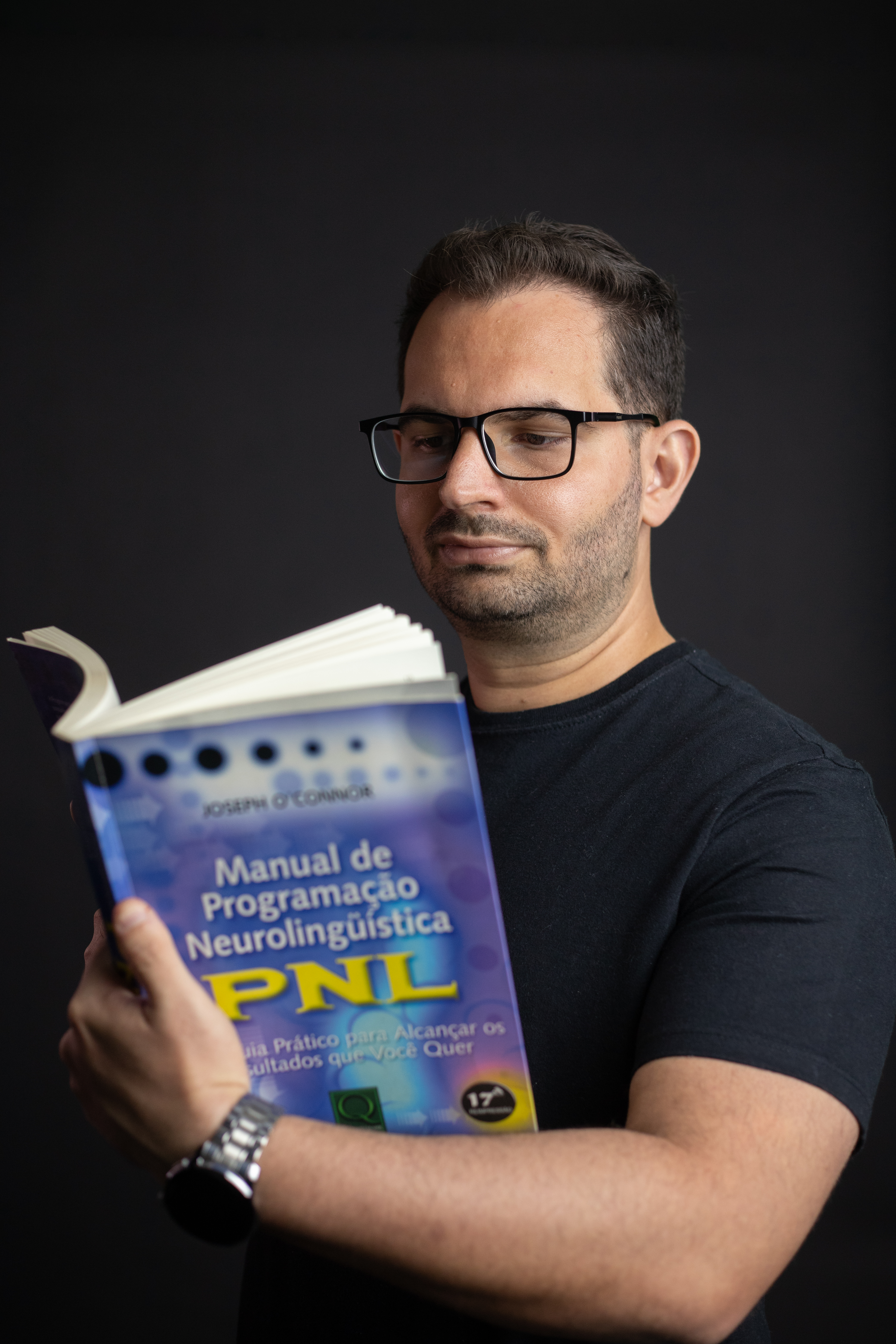 Felipe Castro com livro de PNL