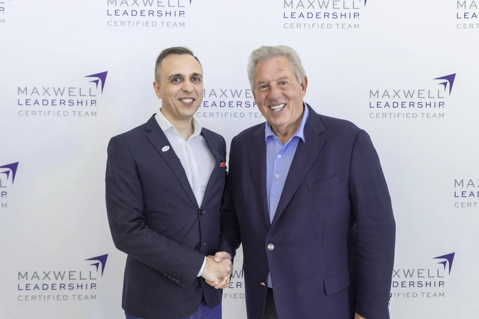 Cosmin Mircea alături de John C. Maxwell