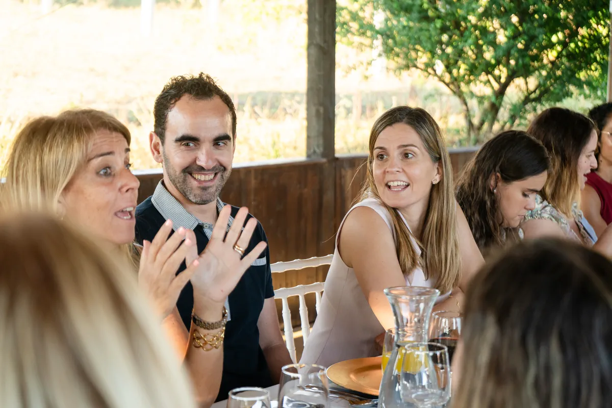 Conversa animada à mesa durante o jantar