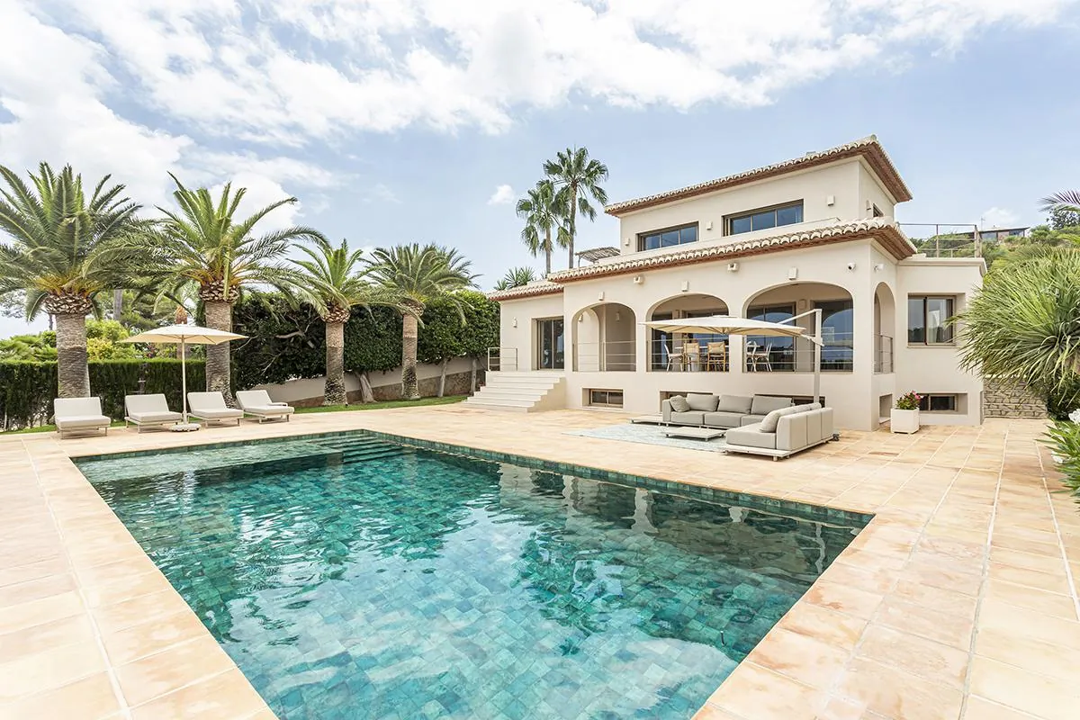 Vivienda reformada en Jávea con piscina, terrazas y palmeras