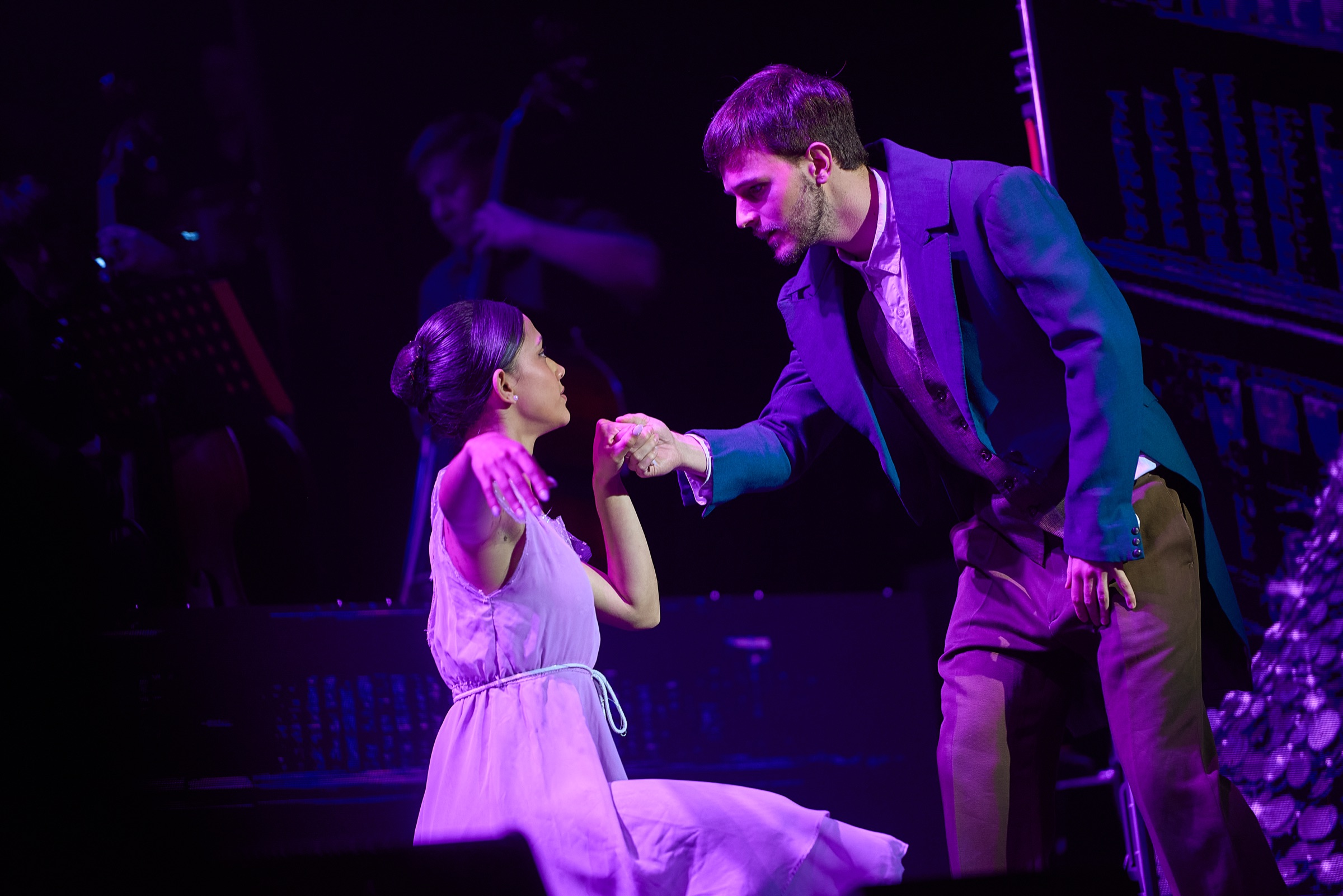 Artistas en escena durante la función de Navidad en las Películas