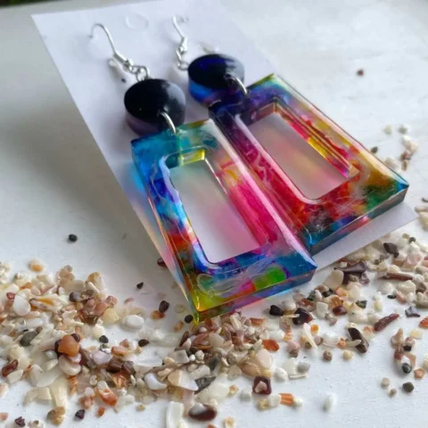 Aretes elaborados con resina epóxica
