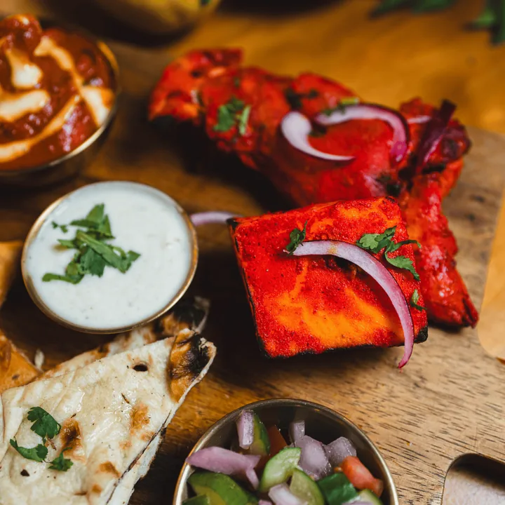 Tandoori chicken platter with raita, naan and salad