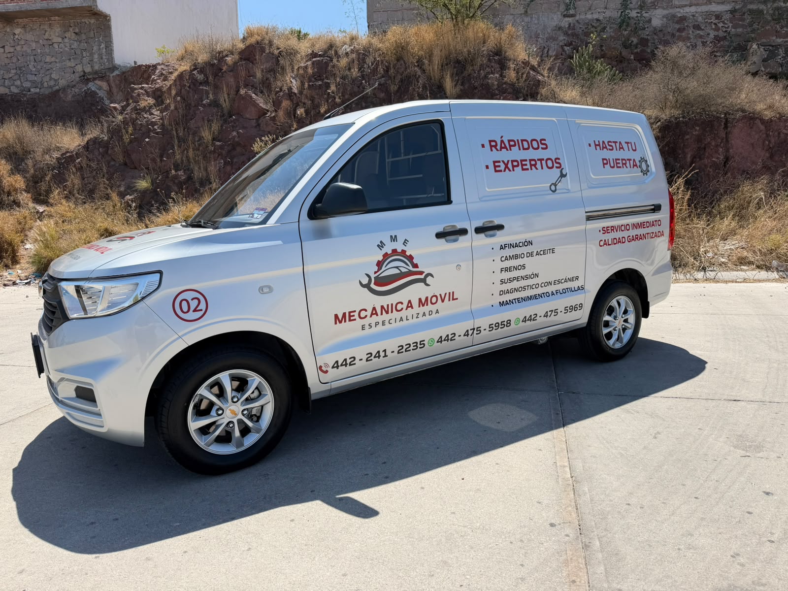 Camioneta rotulada de MME Mecánica Móvil Especializada
