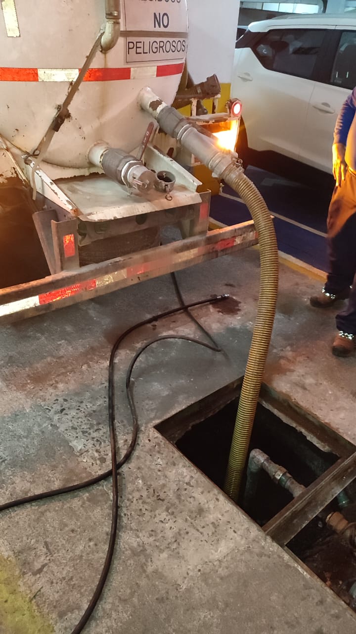 Camión limpia fosas de BYM conectado a la cámara