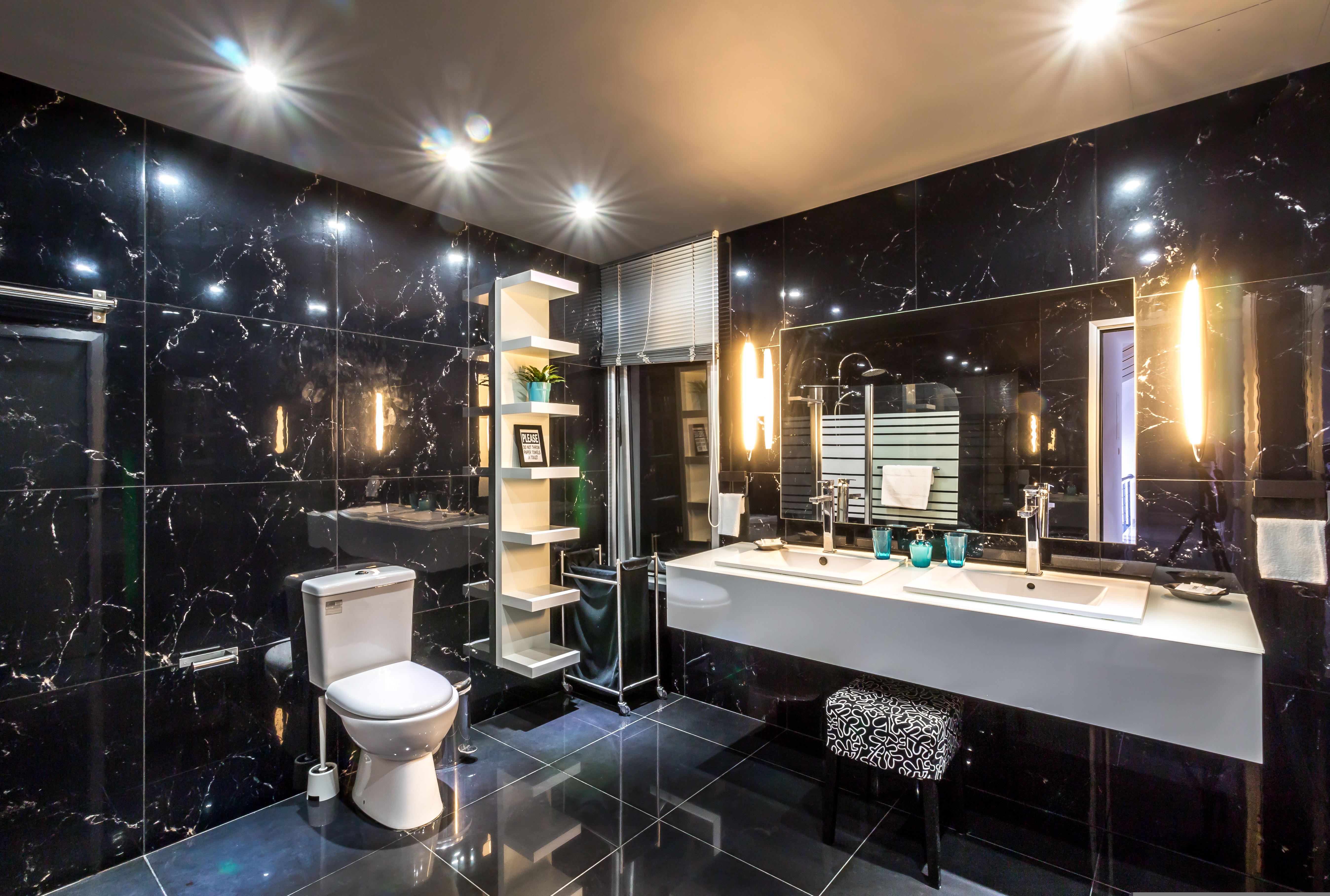 Salle de bain en marbre noir avec double vasque