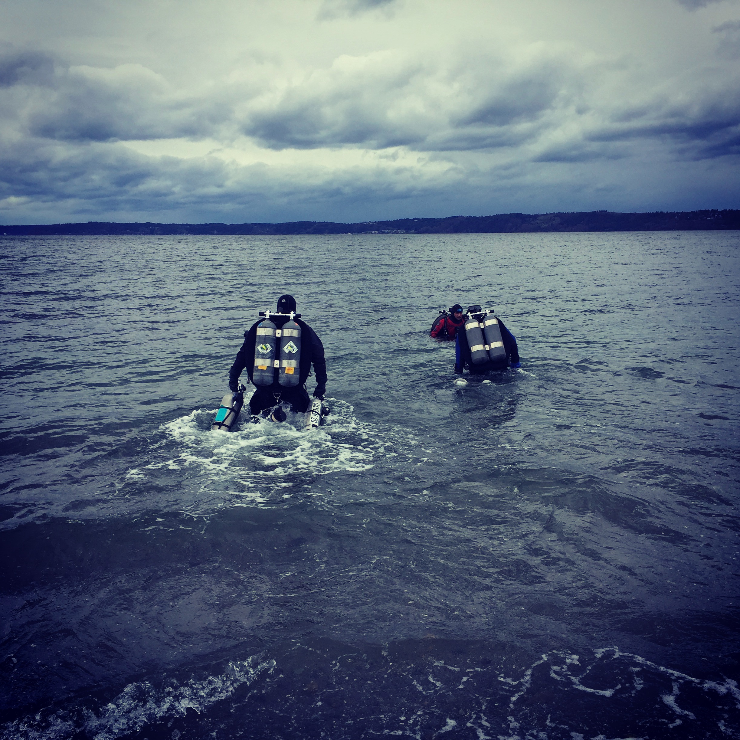divers walking into water