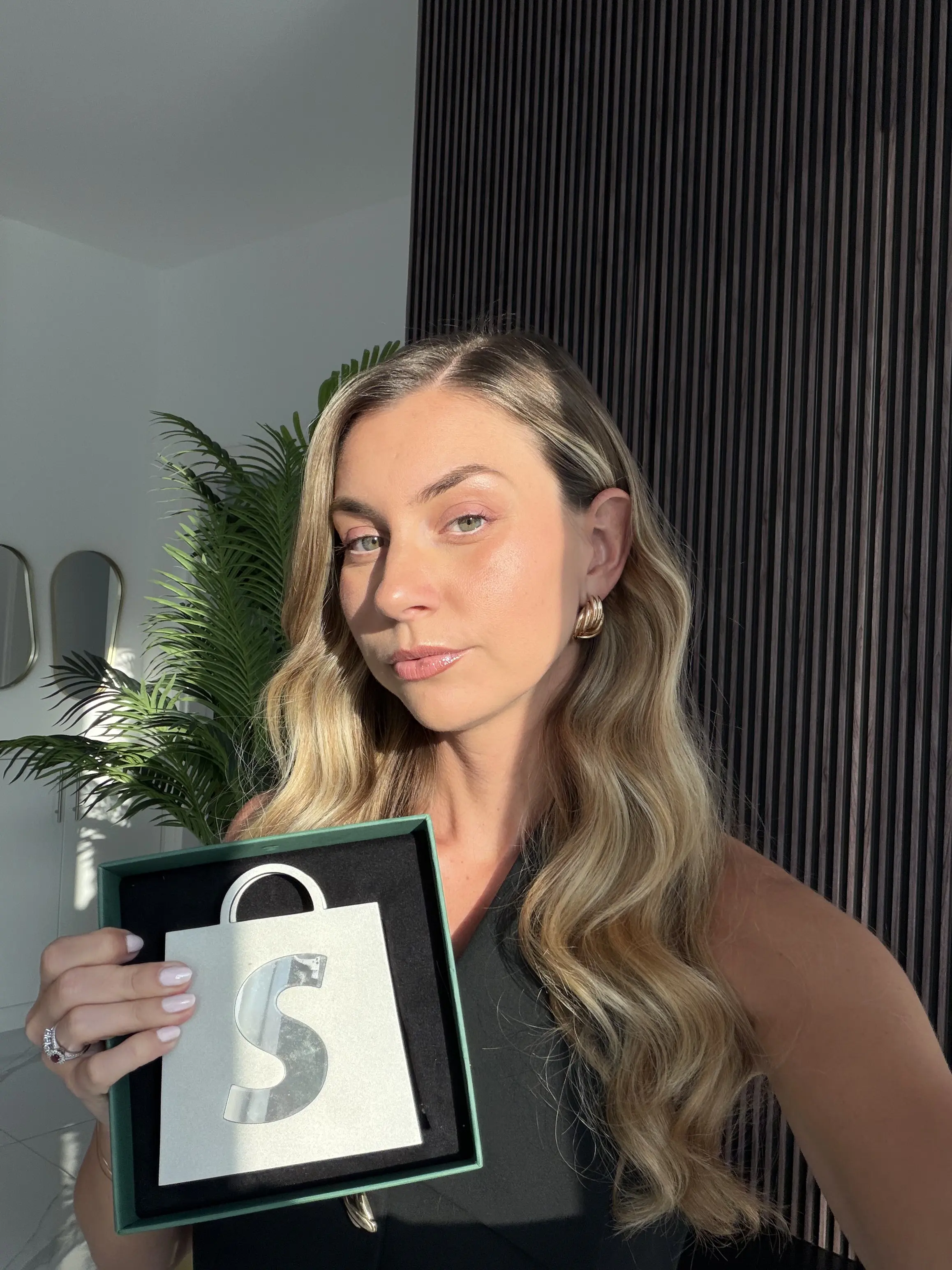 Giorgia con trofeo Shopify