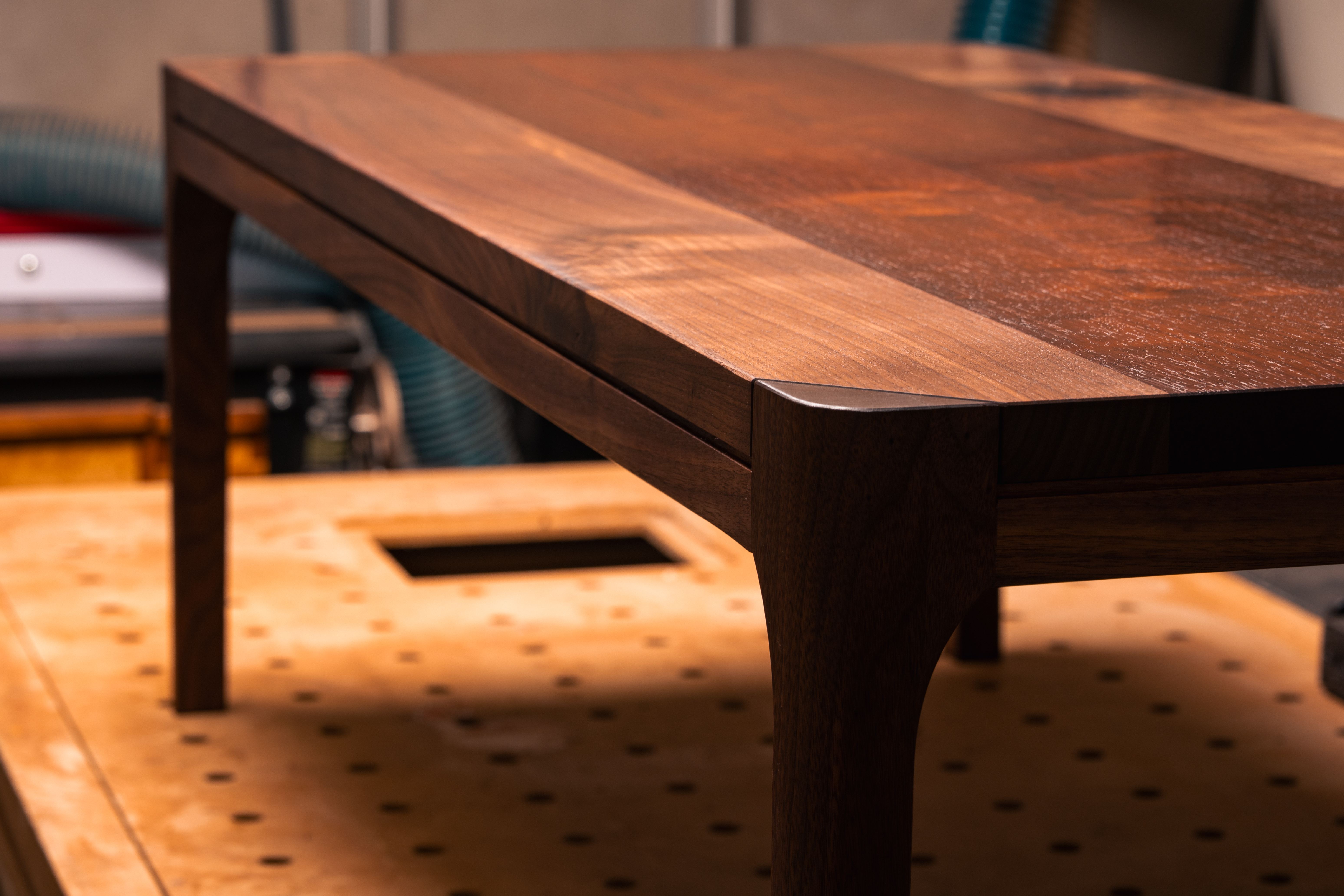Apron and leg curve