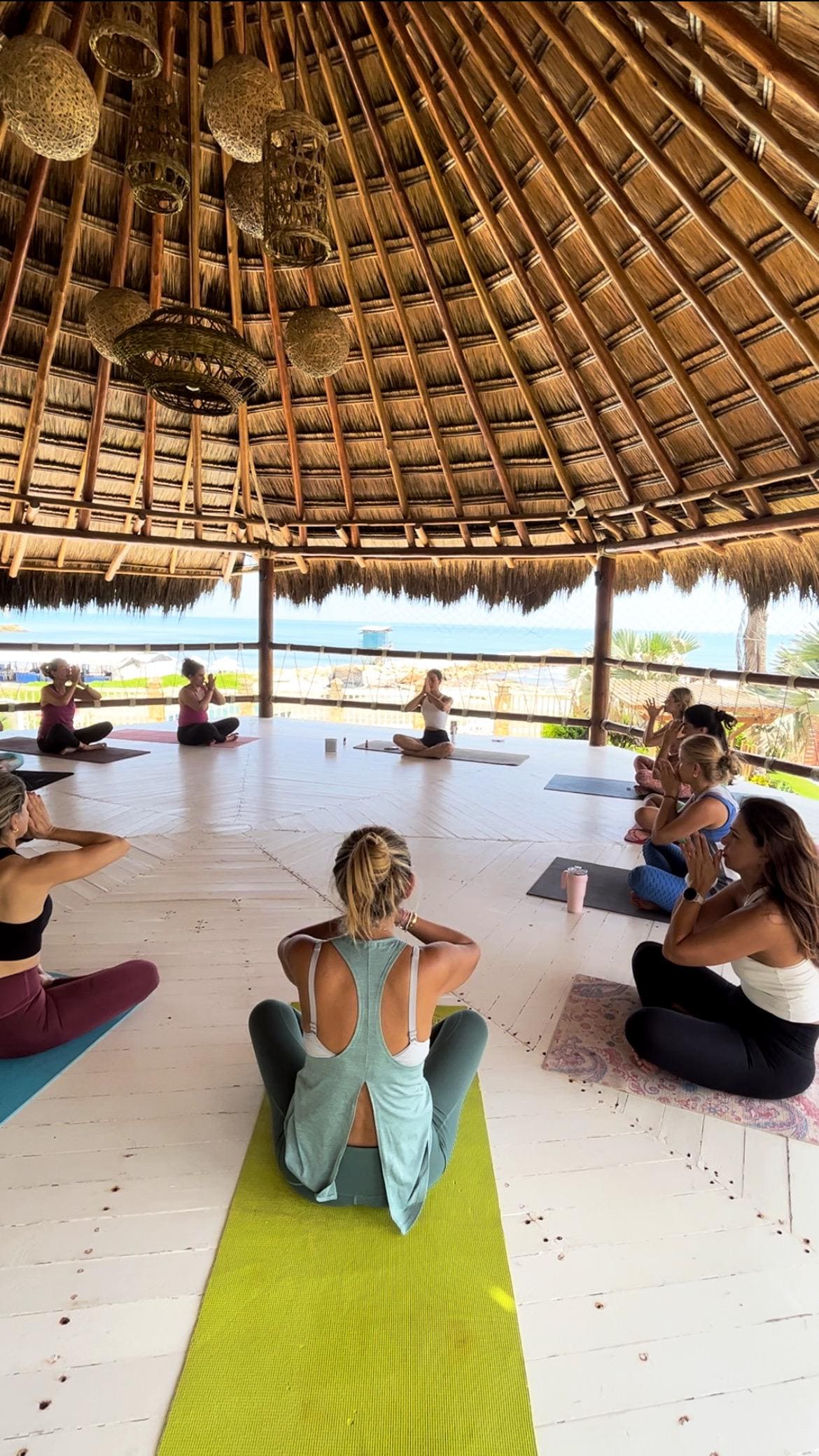 Yoga frente al mar