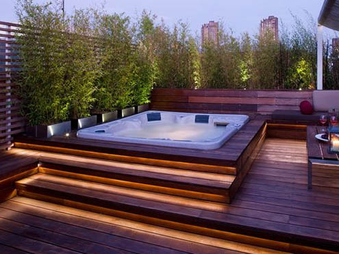 Terraza con jacuzzi en villa privada