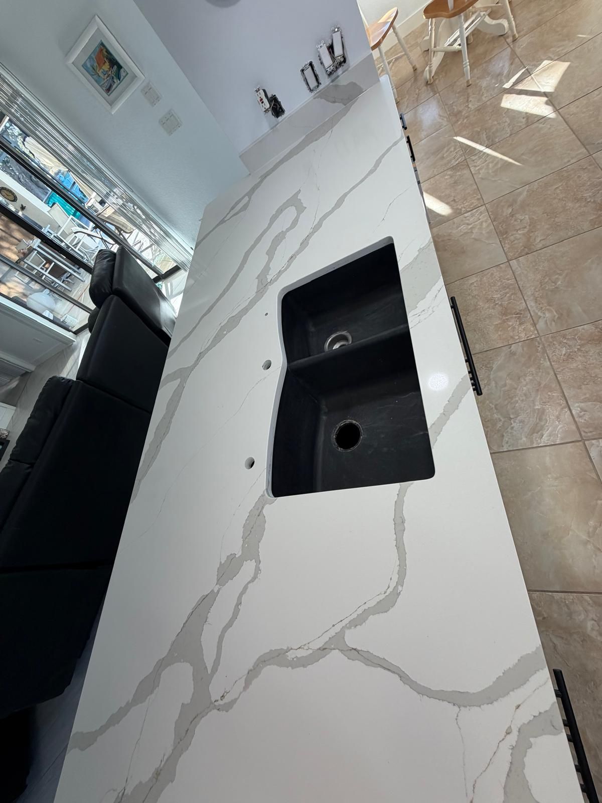 Black undermount sink in white quartz