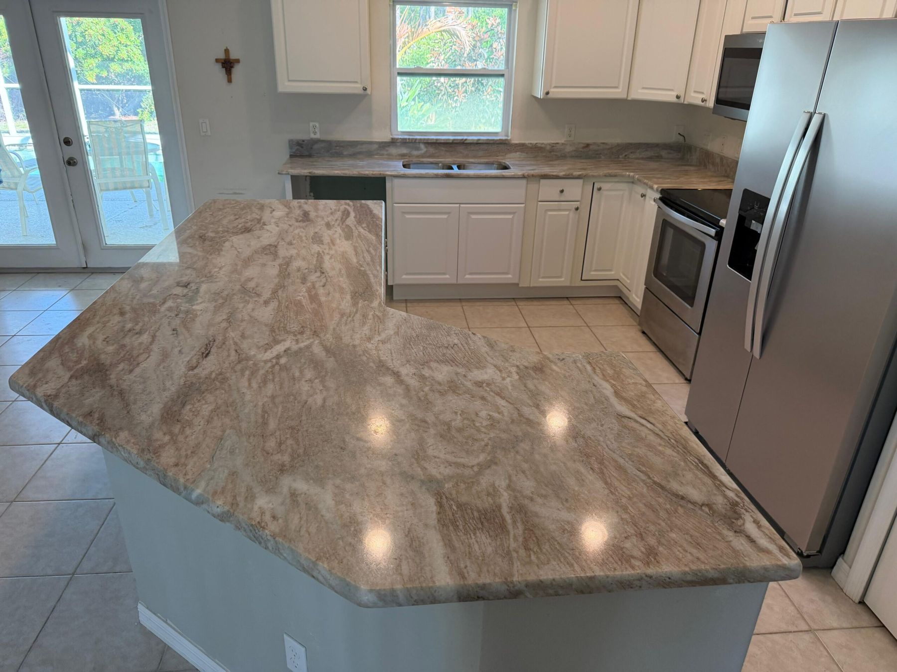 Warm toned stone kitchen counters