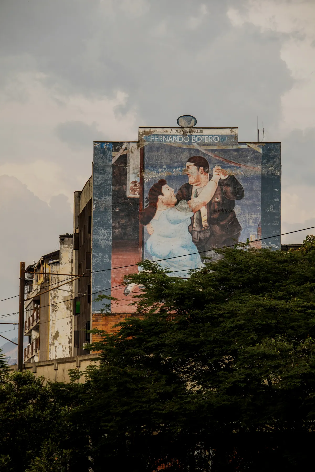 Mural gigante pintado sobre la fachada de un edificio en Medellín.