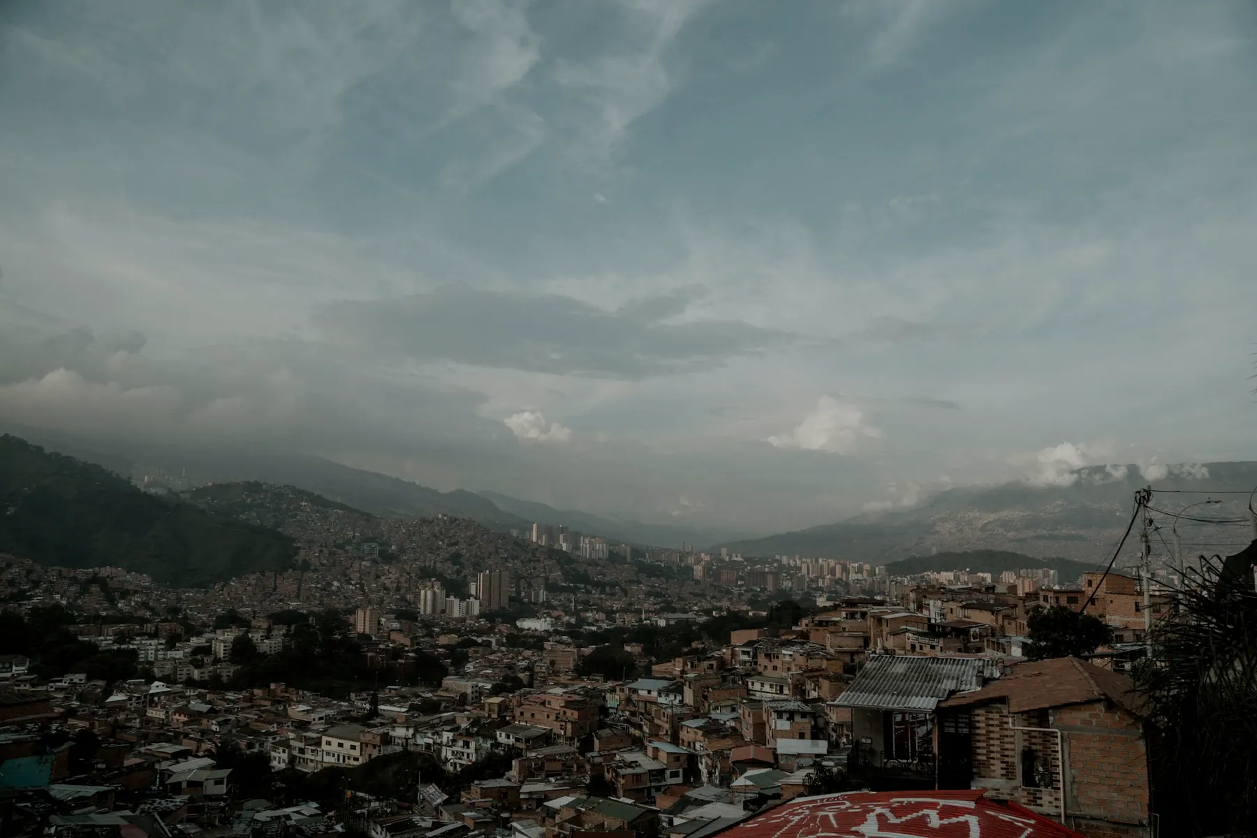 Medellín vista desde arriba, con nubes bajas cubriendo el valle.