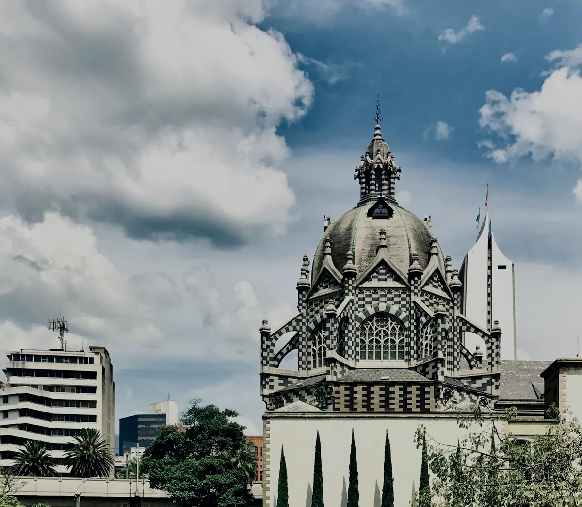 La cúpula del Palacio de la Cultura en el centro de Medellín.